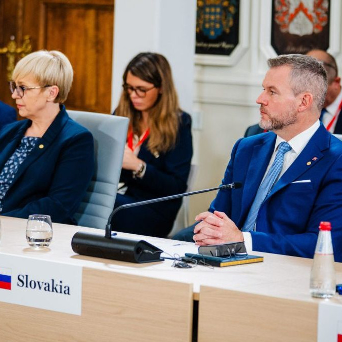 Slovenský prezident Peter Pellegrini a slovinská prezidentka Nataša Pircová Musarová na samite hláv štátov skupiny Arraiolos.