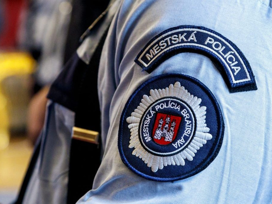 Príslušník mestskej polície v Bratislave.