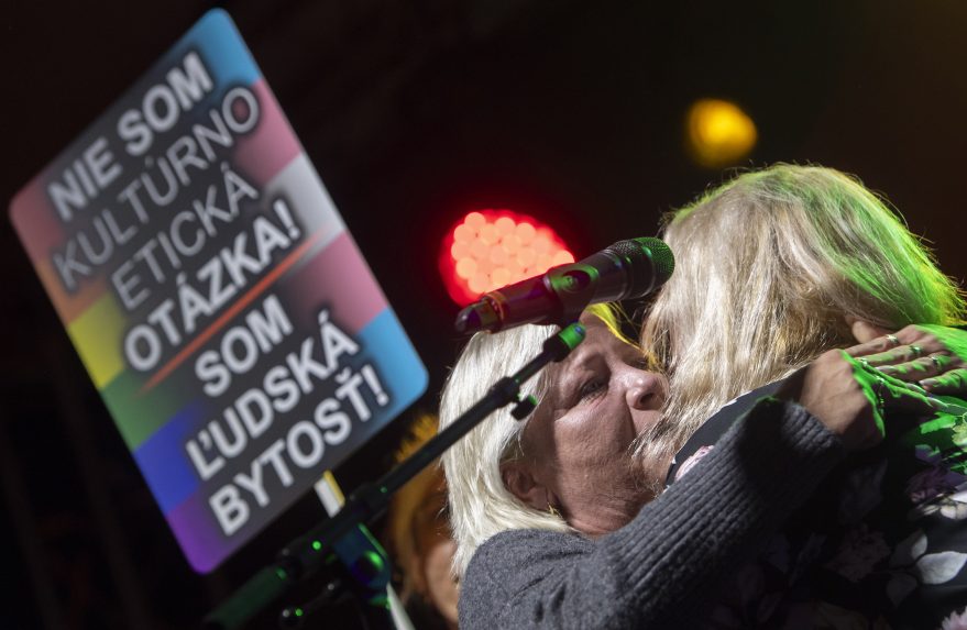 Matky zavraždeného Juraja objíma matku Radky počas príhovoru na spomienkovom podujatí MATÚŠ A JURAJ, NEZABUDNEME! 12. októbra 2023 v Bratislave.