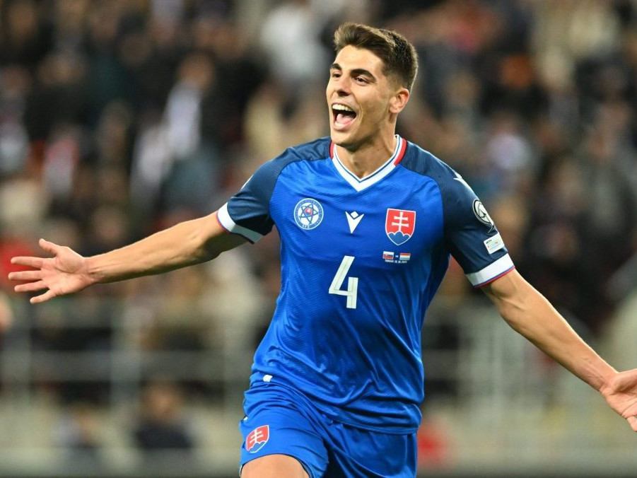 Adam Obert sa teší z gólu.