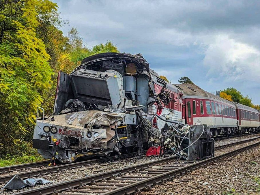 Na snímke vlaky po zrážke.