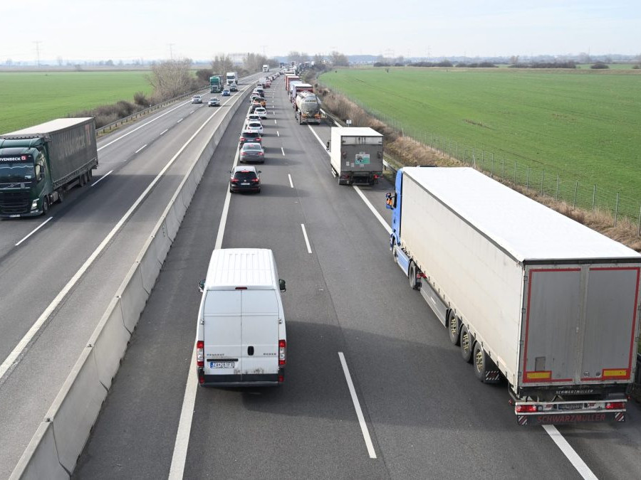 Na snímke vytvorená ulička pre jednotky rýchlej záchrannej služby v dopravnej zápche na diaľnici D1.