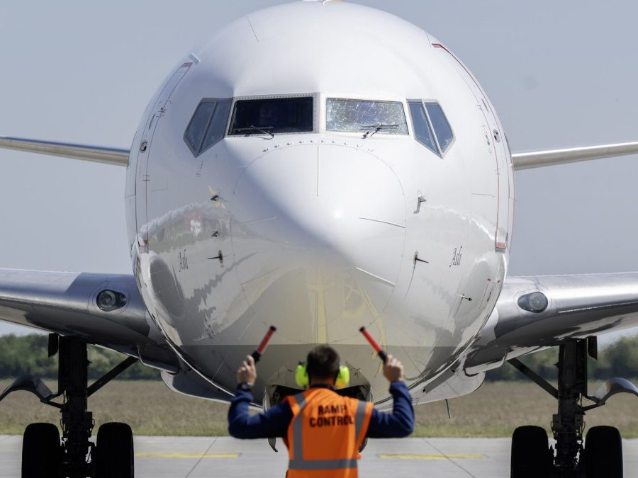 Na snímke je lietadlo na letisku v Bratislave.