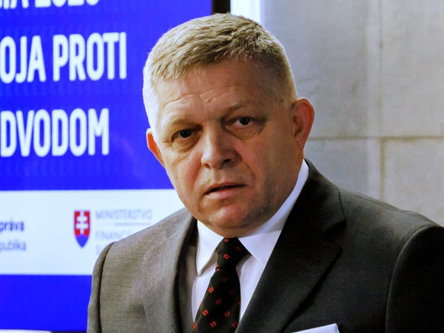 Predseda vlády SR Robert Fico (Smer-SD).