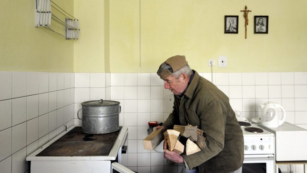 Obyvateľ obce Lednica si pripravuje drevo na kúrenie.