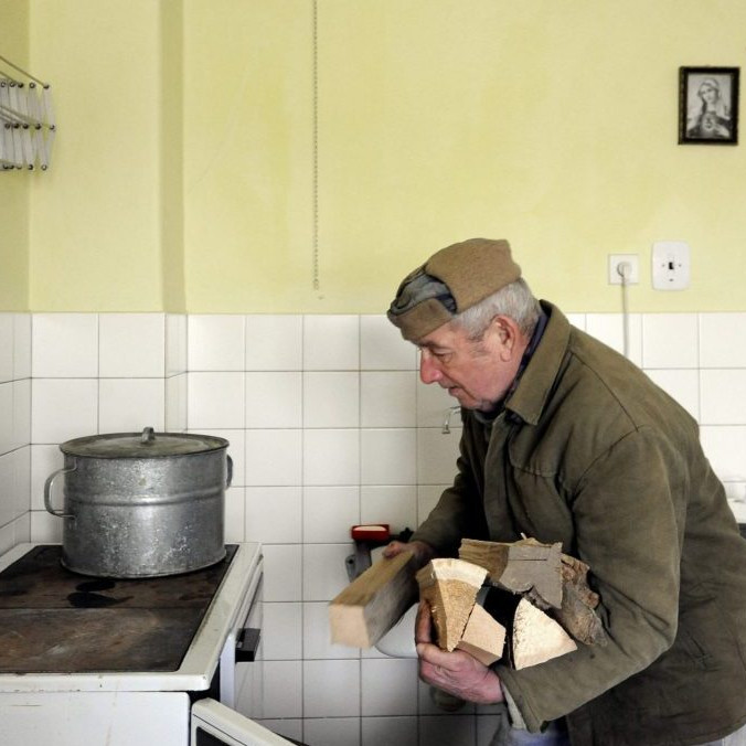 Obyvateľ obce Lednica si pripravuje drevo na kúrenie.