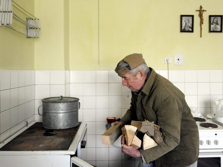 Obyvateľ obce Lednica si pripravuje drevo na kúrenie.