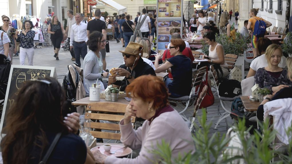 Na snímke turisti na terasách reštaurácií a kaviarní v Bratislave.