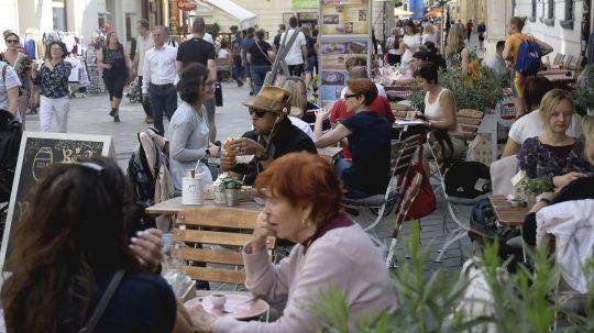 Na snímke turisti na terasách reštaurácií a kaviarní v Bratislave.