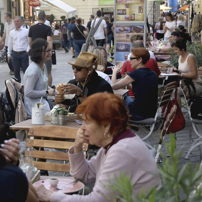 Na snímke turisti na terasách reštaurácií a kaviarní v Bratislave.