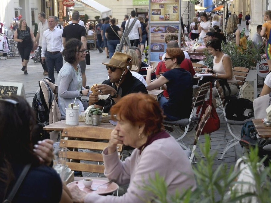 Na snímke turisti na terasách reštaurácií a kaviarní v Bratislave.