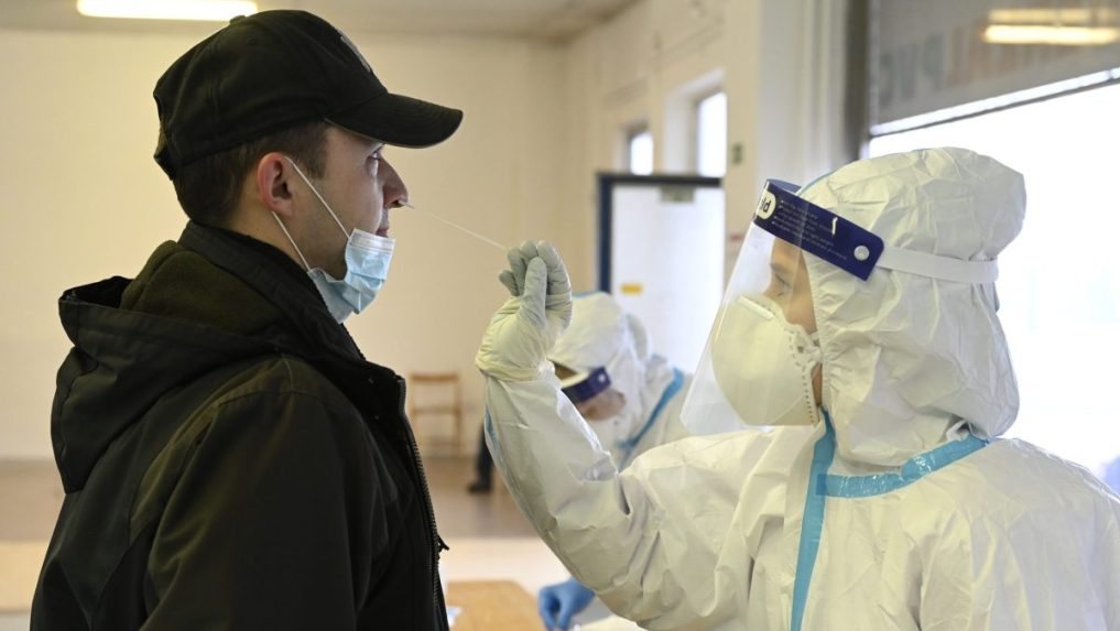 ZdravotnÃÂÃÂka odoberá vzorku obyvateþovi poÃÂas antigénového testovania.