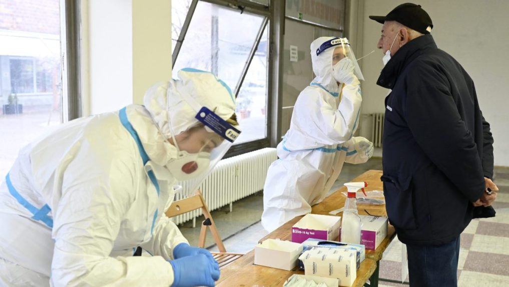 ZdravotnÃÂÃÂka odoberá vzorku obyvateþovi poÃÂas antigénového testovania.