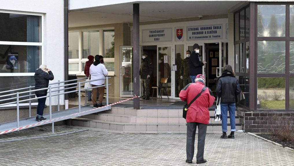 Ľudia čakajú na testovanie počas celoplošného skríningu.