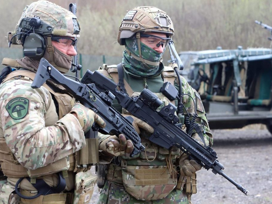 Príslušníci Ozbrojených síl Slovenskej republiky.