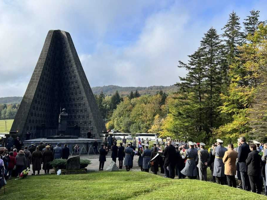 Archívna snímka z príležitosti pripomenutia si 78. Karpatsko-duklianskej operácie.