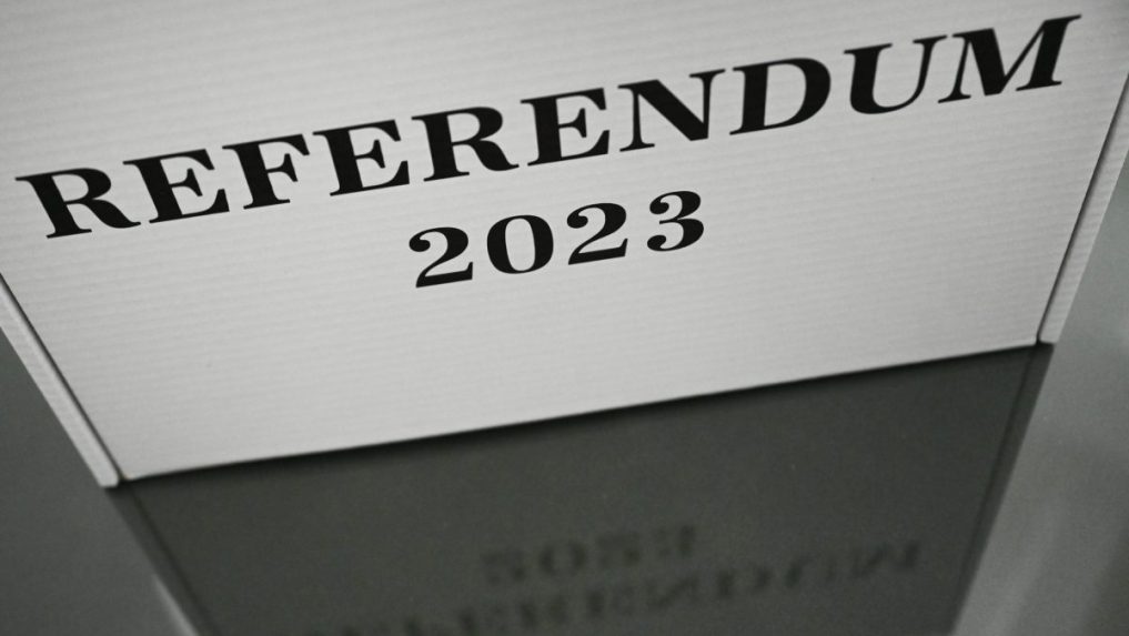 Prenosná volebná schránka pre referendum.