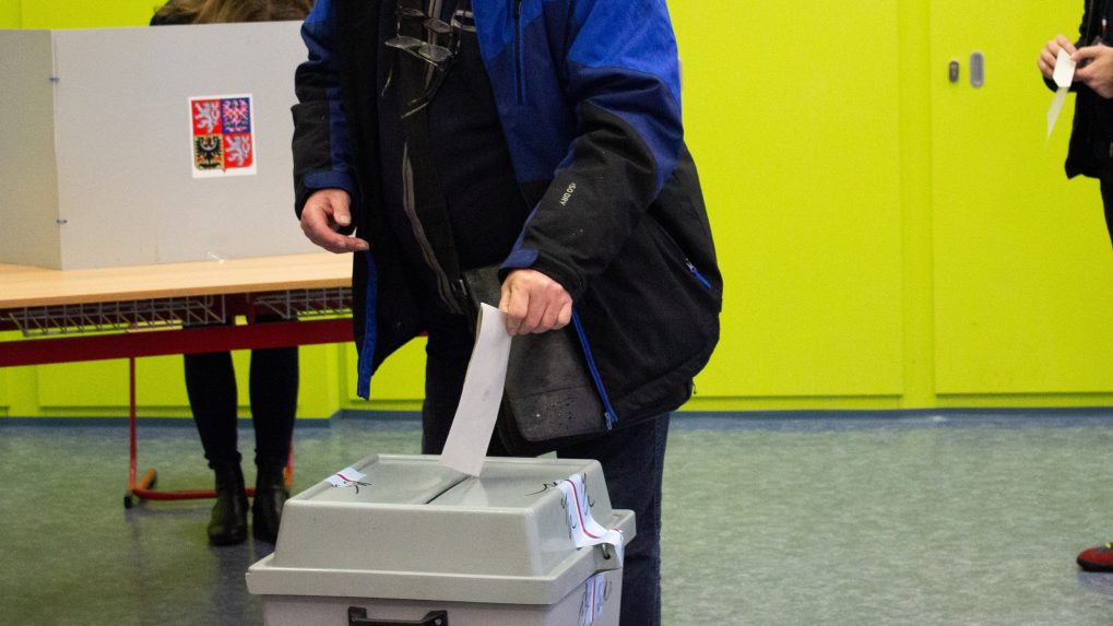 Archívna snímka z volebnej miestnosti v Česku.