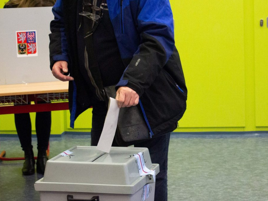 Archívna snímka z volebnej miestnosti v Česku.