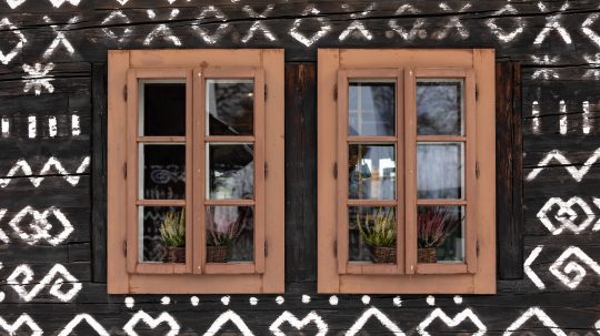 Okná na maľovanej drevenici v obci Čičmany.
