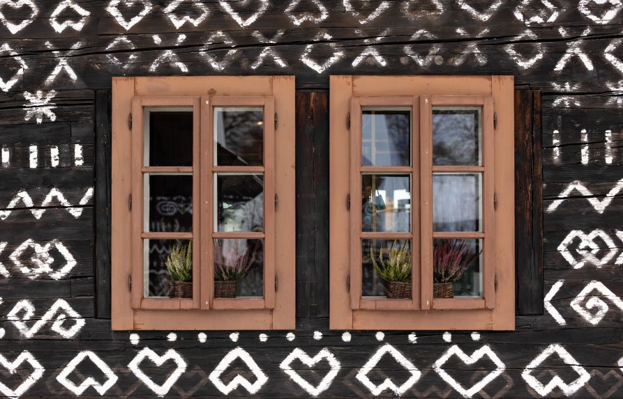 Okná na maľovanej drevenici v obci Čičmany.