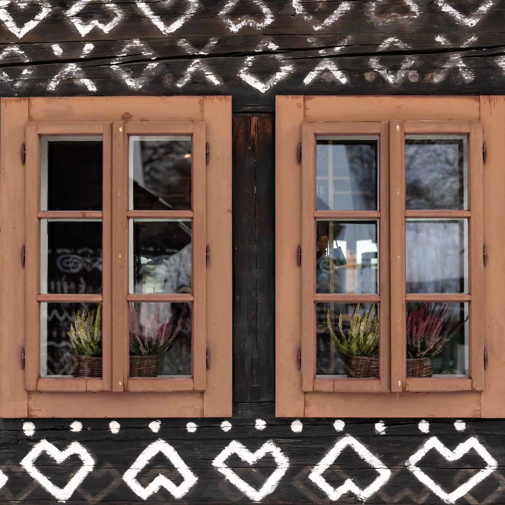 Okná na maľovanej drevenici v obci Čičmany.