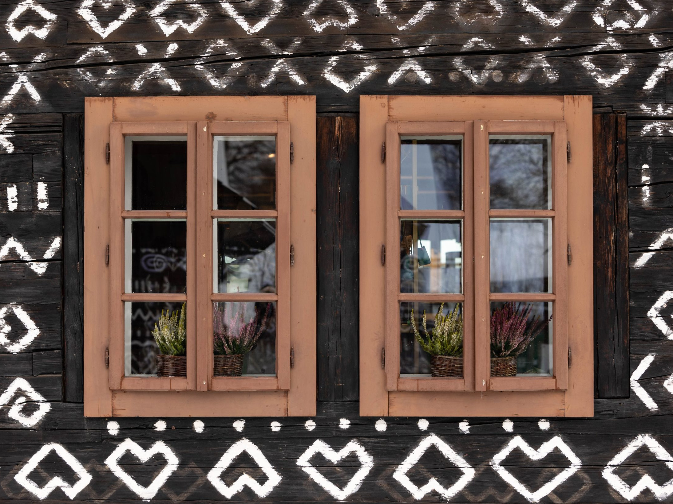 Okná na maľovanej drevenici v obci Čičmany.