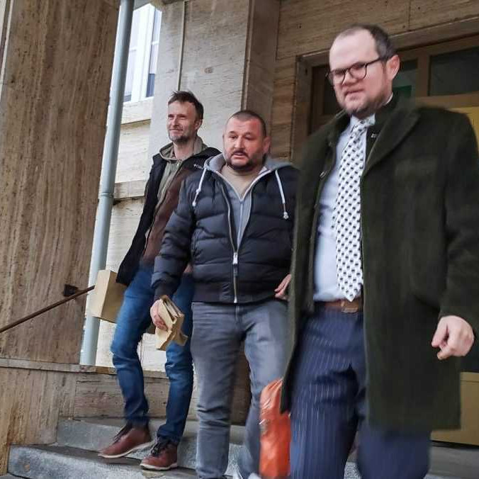 Policajti Branislav Dunčko (vľavo) a Róbert Magula (v strede).