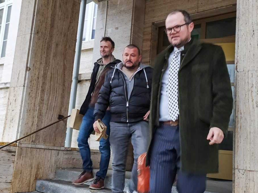 Policajti Branislav Dunčko (vľavo) a Róbert Magula (v strede).
