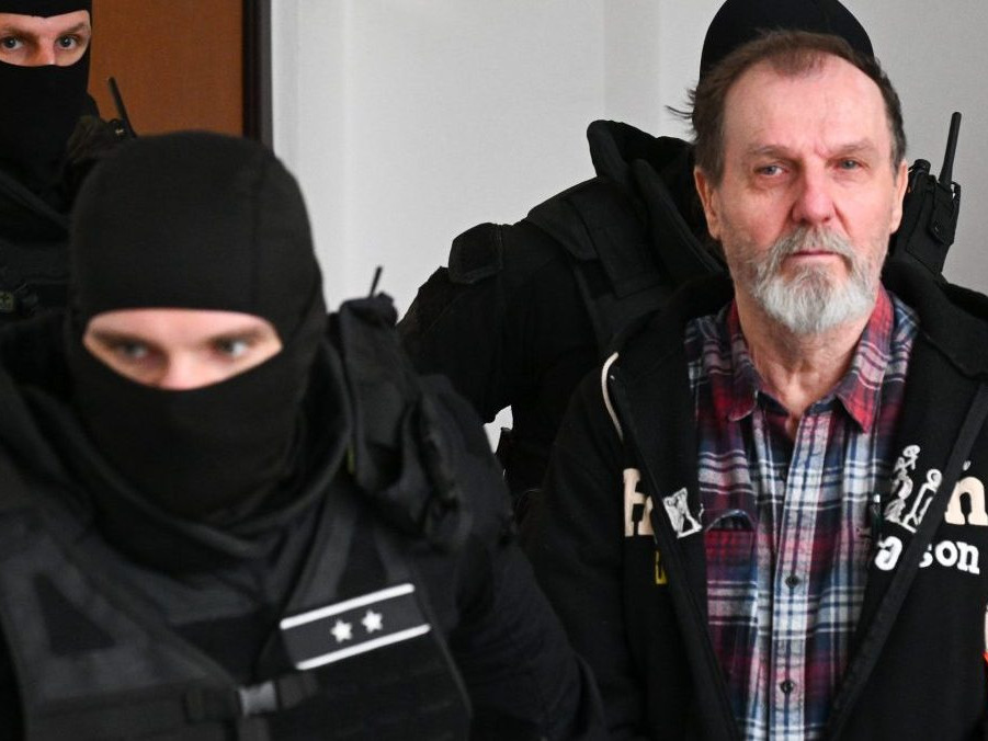 Juraj Cintula vlani vážne postrelil premiéra Roberta Fica na výjazdovom rokovaní vlády v Handlovej.