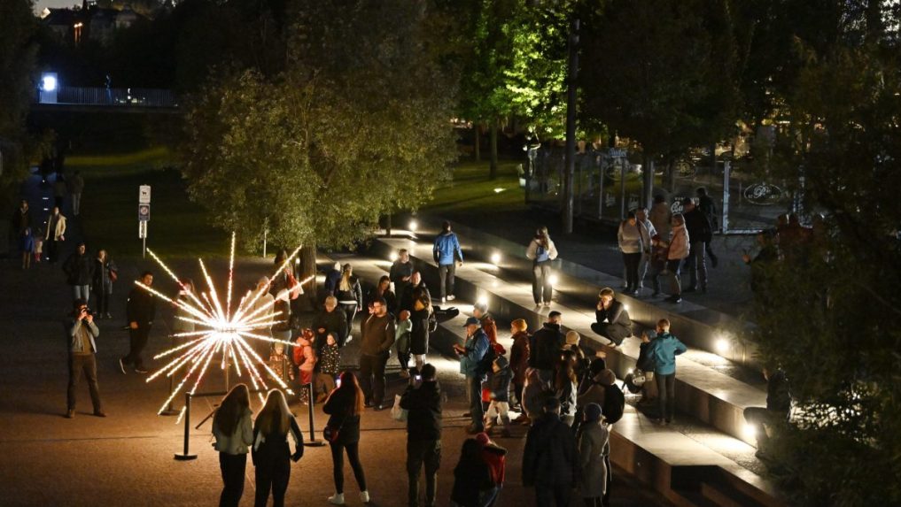 SnÃƒÂ­mka z nÃƒÂ¡breÃ…Â¾ia Eurovea poÃ„Âas festivalu Biela noc 2025 v Bratislave.