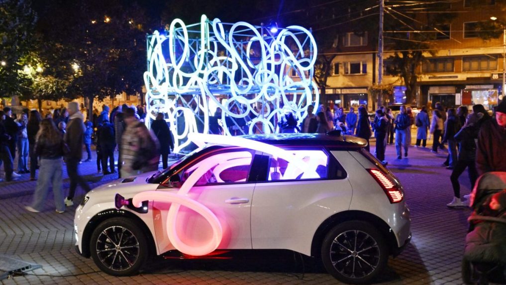 interaktívna svetelná inštalácia na Námestí Nežnej revolúcie počas festivalu súčasného umenia Biela noc v Bratislave.