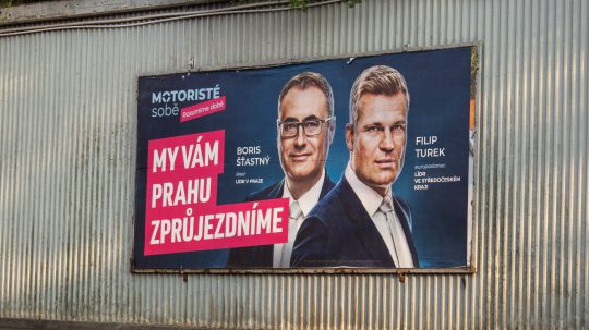 Na snímke bilbord strany Motoristé sobě s lídrom v Stredočeskom kraji Filipom Turkom a lídrom pražskej kandidátky Borisom Šťastným.