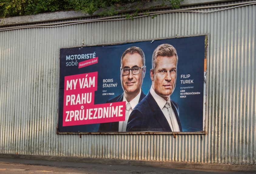 Na snímke bilbord strany Motoristé sobě s lídrom v Stredočeskom kraji Filipom Turkom a lídrom pražskej kandidátky Borisom Šťastným.