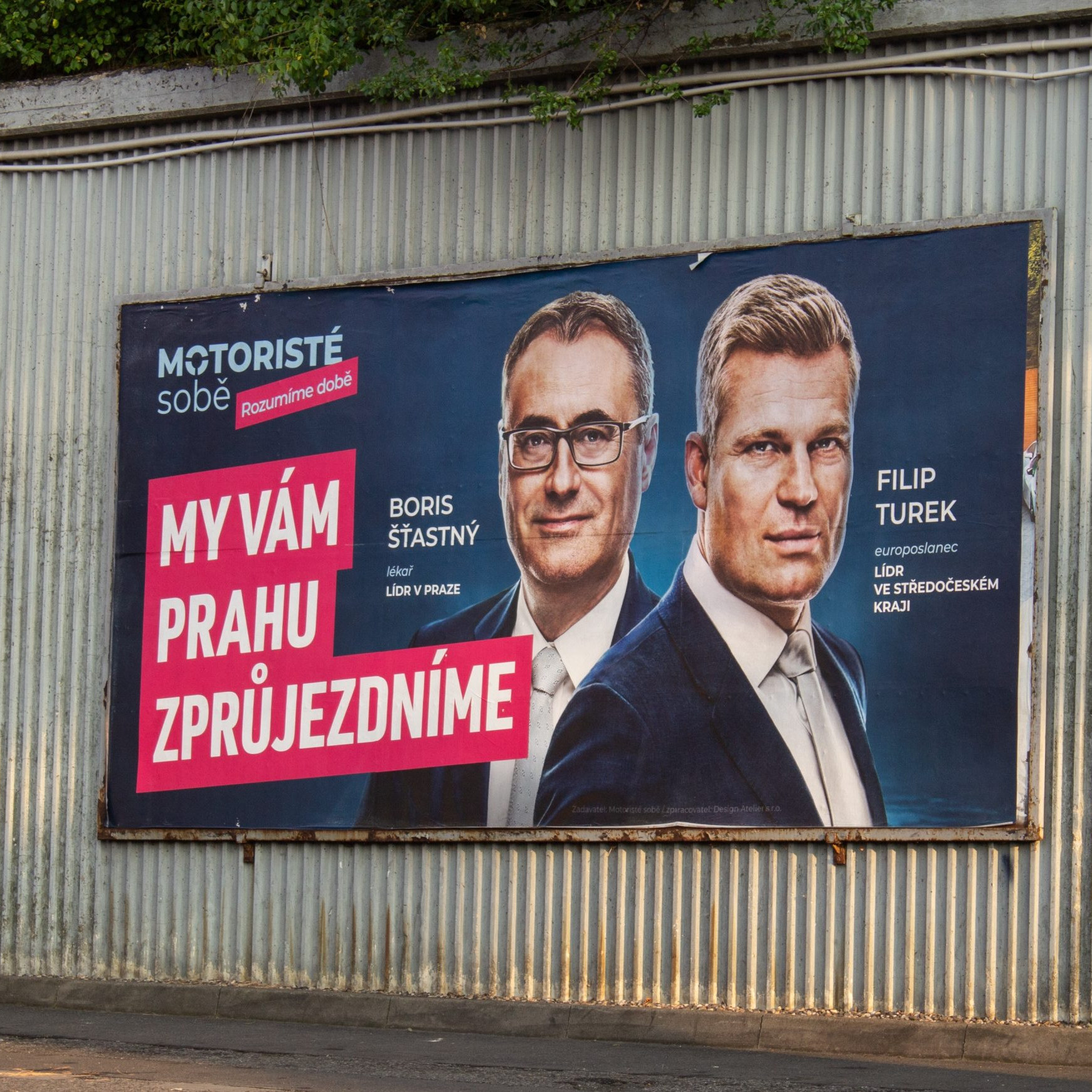 Na snímke bilbord strany Motoristé sobě s lídrom v Stredočeskom kraji Filipom Turkom a lídrom pražskej kandidátky Borisom Šťastným.