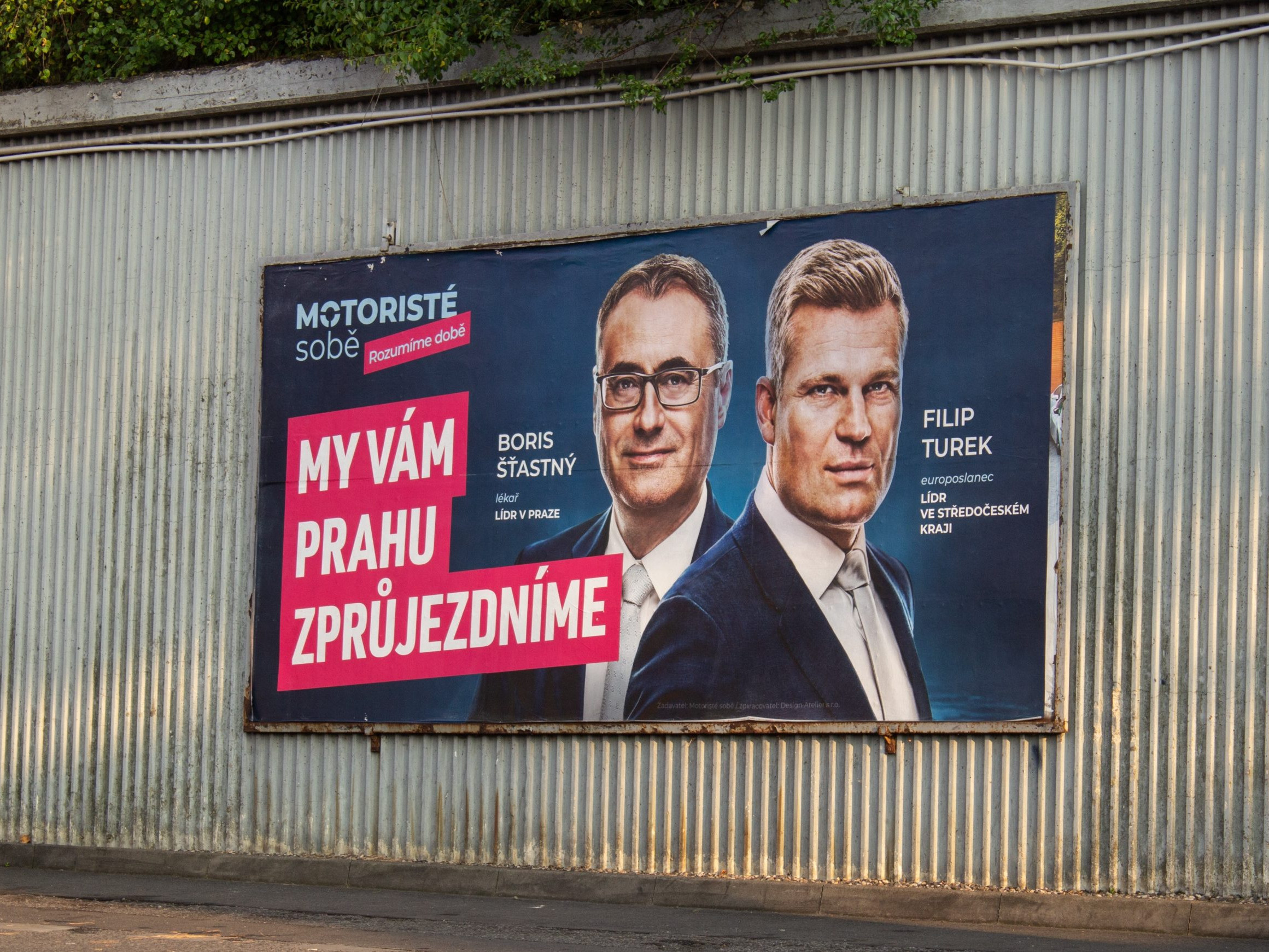 Na snímke bilbord strany Motoristé sobě s lídrom v Stredočeskom kraji Filipom Turkom a lídrom pražskej kandidátky Borisom Šťastným.