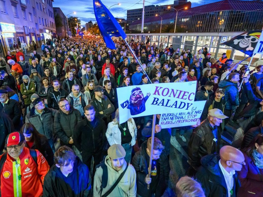 Účastníci pochodu za odvolanie šéfa SIS.