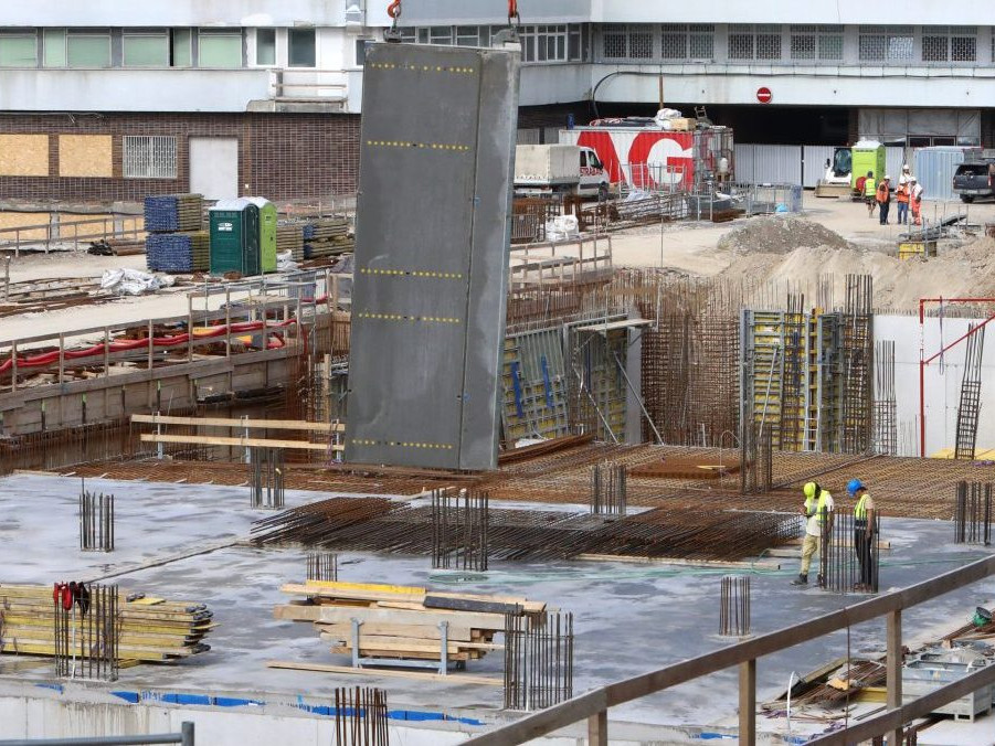 Na snímke výstavba nemocnice.