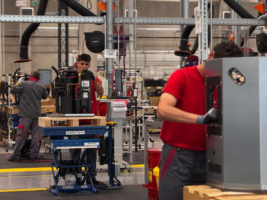 pracovníci v závode