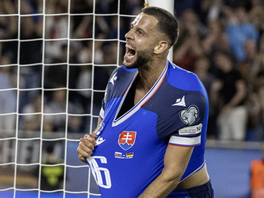 Dávid Hancko sa raduje z otváracieho gólu proti Nemecku.