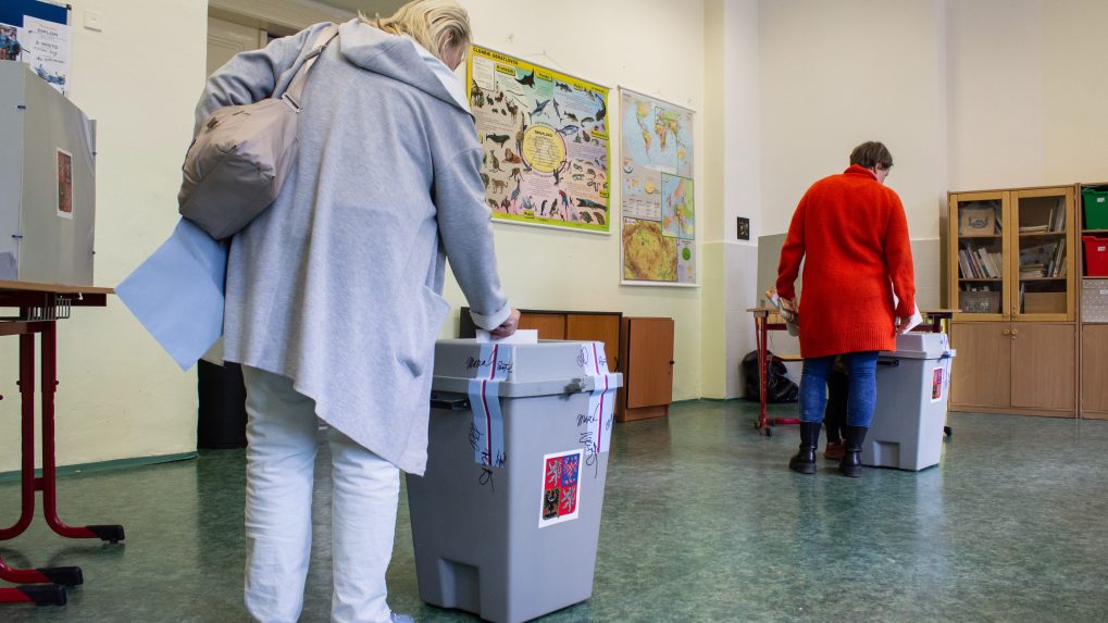 ČR voľbyČR25 parlamentné voľby Voľby ČR: Prvý deň volieb do Poslaneckej snemovne Parlamentu ČR Na snímke voliči vhadzujú obálky do urny počas prvého dňa dvojdňových volieb do Poslaneckej snemovne.