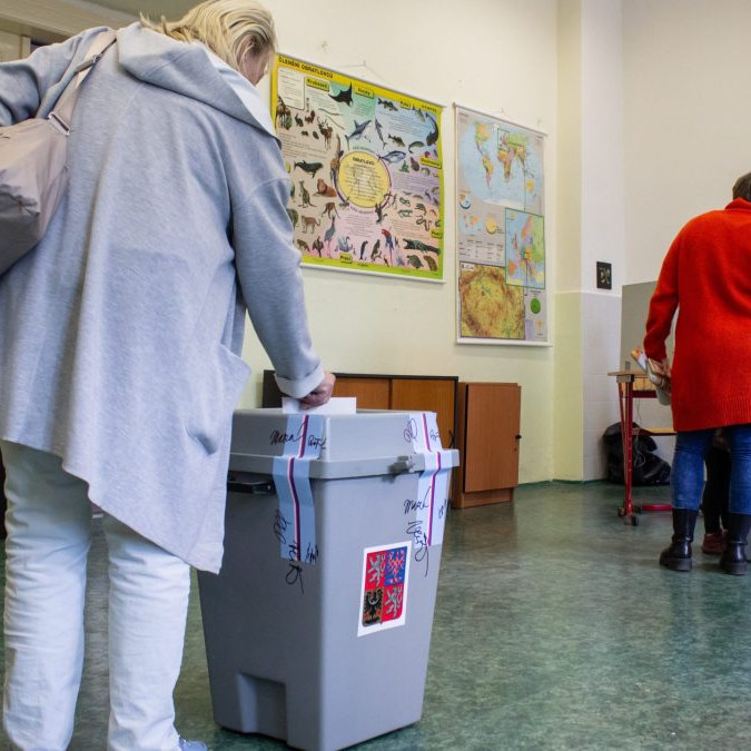 ČR voľbyČR25 parlamentné voľby Voľby ČR: Prvý deň volieb do Poslaneckej snemovne Parlamentu ČR Na snímke voliči vhadzujú obálky do urny počas prvého dňa dvojdňových volieb do Poslaneckej snemovne.