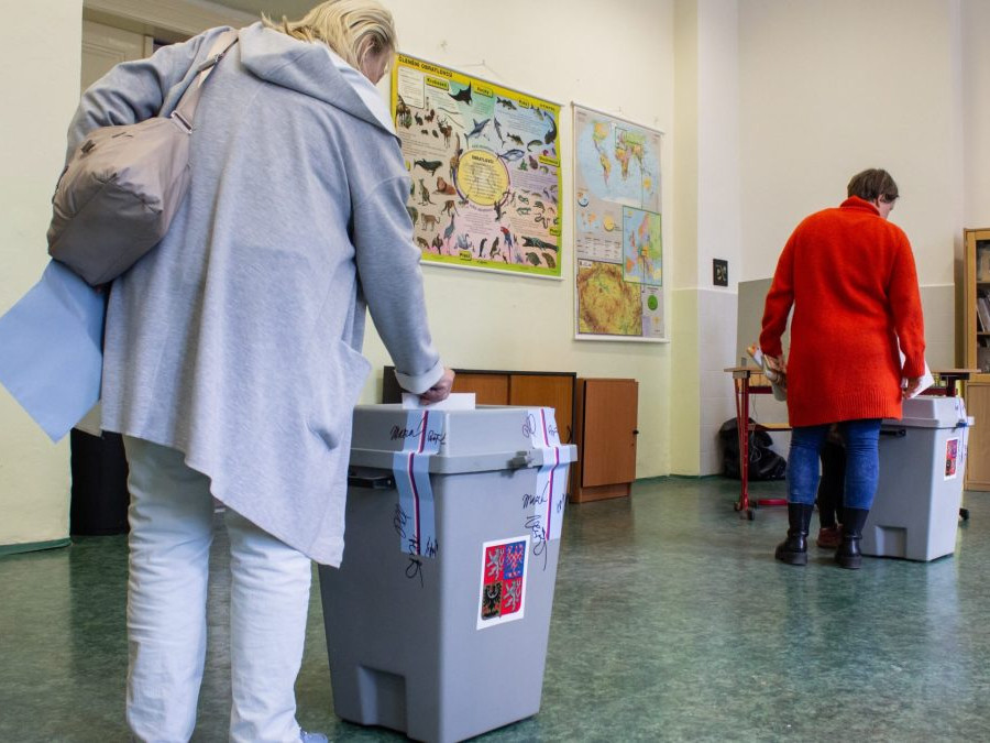 ČR voľbyČR25 parlamentné voľby Voľby ČR: Prvý deň volieb do Poslaneckej snemovne Parlamentu ČR Na snímke voliči vhadzujú obálky do urny počas prvého dňa dvojdňových volieb do Poslaneckej snemovne.