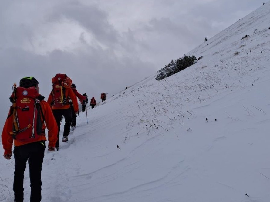 Na snímke záchranná akcia pod horou Tosc v slovinských Alpách.