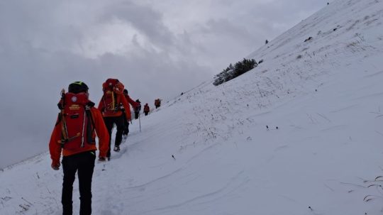 Na snímke záchranná akcia pod horou Tosc v slovinských Alpách.