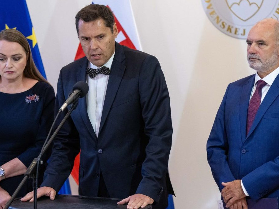 Zľava prezidentka KOZ Monika Uhlerová, prezident AZZZ Rastislav Machunka a 1. viceprezident RÚZ Mário Lelovský.