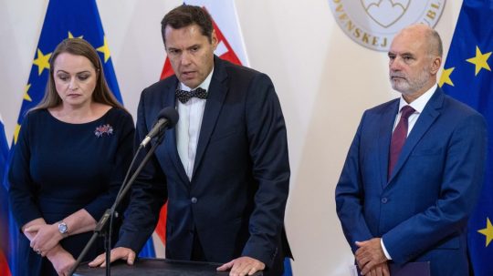 Zľava prezidentka KOZ Monika Uhlerová, prezident AZZZ Rastislav Machunka a 1. viceprezident RÚZ Mário Lelovský.