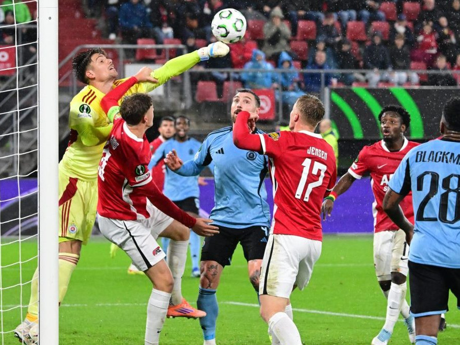 Brankár Slovana Dominik Takáč vyráža loptu počas zápasu 2. kola ligovej fázy Konferenčnej ligy proti Alkmaaru.