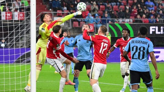Brankár Slovana Dominik Takáč vyráža loptu počas zápasu 2. kola ligovej fázy Konferenčnej ligy proti Alkmaaru.
