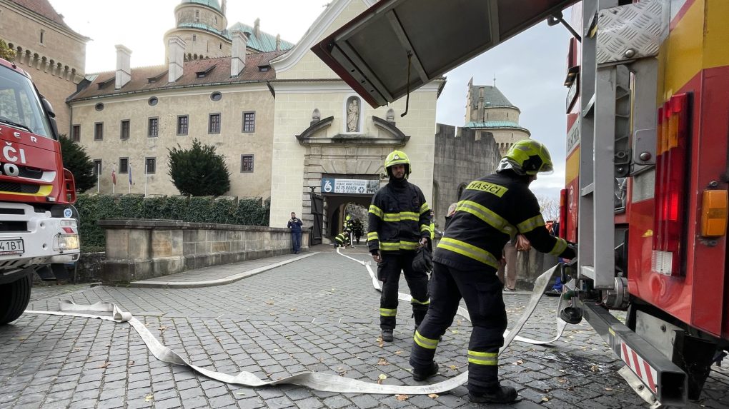 hasiči na nádvorí zámku